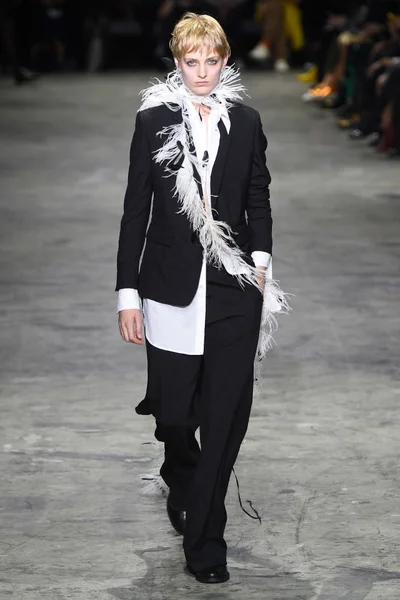 Look 18